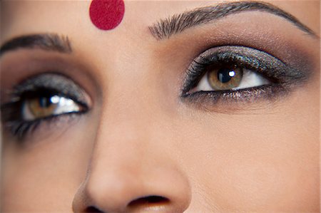 eye lash - Close-up of a beautiful woman with a bindi Foto de stock - Sin royalties Premium, Código: 614-05955259