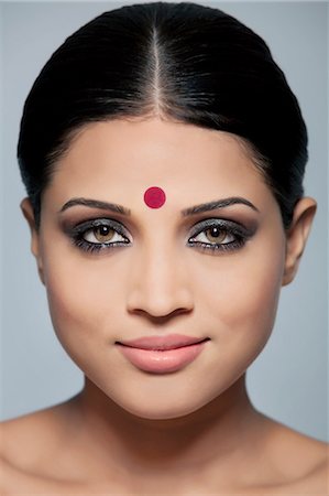 pretty woman skin smile - Portrait of a beautiful woman with a bindi Stock Photo - Premium Royalty-Free, Code: 614-05955261