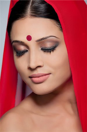 Portrait d'une belle femme avec un bindi Photographie de stock - Premium Libres de Droits, Code: 614-05955262