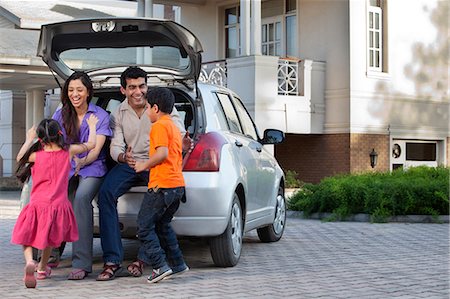 four women car - Famille de s'amuser Photographie de stock - Premium Libres de Droits, Code: 614-05955307