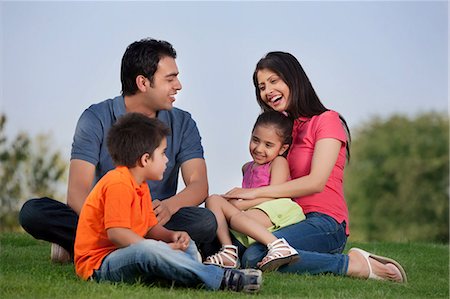 Famille de s'amuser dans un parc Photographie de stock - Premium Libres de Droits, Code: 614-05955379