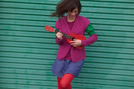 Young woman playing ukulele Foto de stock - Sin royalties Premium, Código de la imagen: 614-05955471