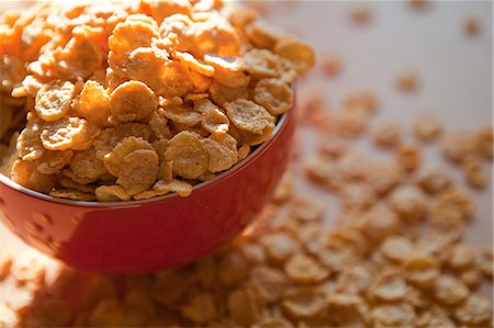 desbordarse - Breakfast cereal flakes spilling overflowing bowl Foto de stock - Sin royalties Premium, Código: 614-05955495