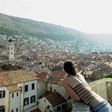 Young woman overlooking Dubrovnik, Croatia Foto de stock - Sin royalties Premium, Código: 614-05955572