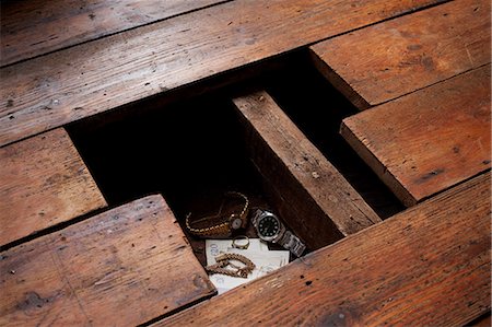 Money and jewellery under floorboards Foto de stock - Royalty Free Premium, Número: 614-05955595