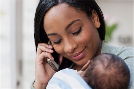 Mother on cellphone with her baby Foto de stock - Sin royalties Premium, Código: 614-05955615