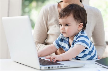 simsearch:614-05955679,k - Baby boy using laptop Foto de stock - Sin royalties Premium, Código: 614-05955616
