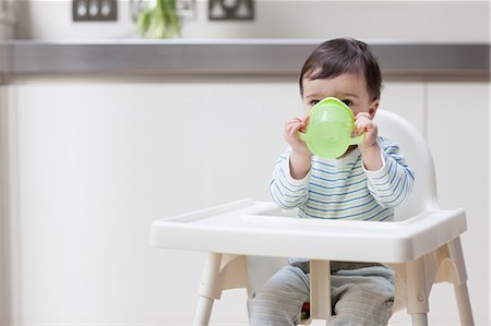 Baby boy drinking Foto de stock - Sin royalties Premium, Código: 614-05955628