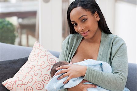 Mother breastfeeding her baby Foto de stock - Sin royalties Premium, Código: 614-05955620