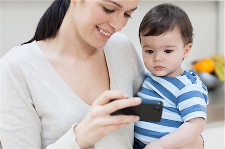 Mother and baby son looking at smartphone Foto de stock - Sin royalties Premium, Código: 614-05955642