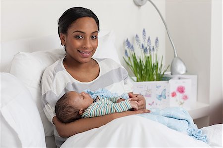 Nouvelle maman avec son bébé Photographie de stock - Premium Libres de Droits, Code: 614-05955654