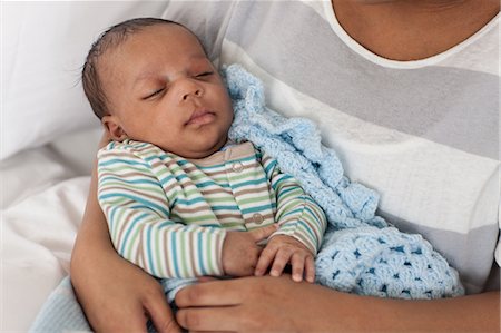 recién nacido - Baby boy in mother's arms Foto de stock - Sin royalties Premium, Código: 614-05955658