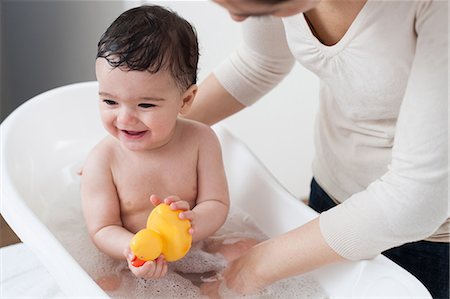 Mother giving baby son a bath Foto de stock - Sin royalties Premium, Código: 614-05955663