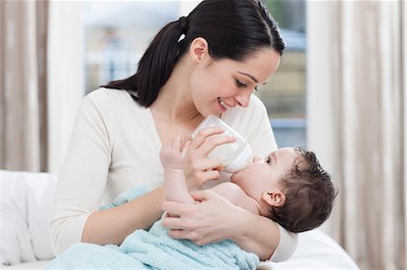 food bottles - Mother bottle feeding baby boy Foto de stock - Sin royalties Premium, Código: 614-05955676