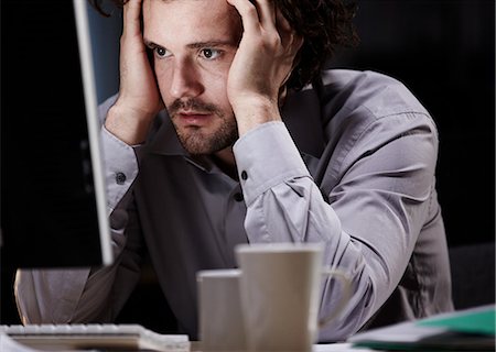 engagiert - Stressed young man, working late Foto de stock - Sin royalties Premium, Código: 614-05955718