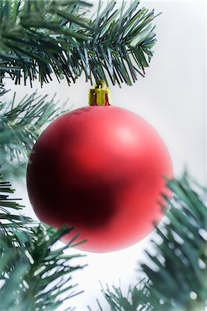 simsearch:614-06002249,k - Rote Weihnachtskugel auf Baum Stockbilder - Premium RF Lizenzfrei, Bildnummer: 614-05955756