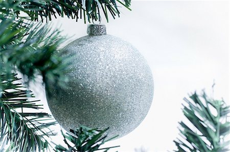 décoration de noël - Boule de Noël argent sur arbre Photographie de stock - Premium Libres de Droits, Code: 614-05955758
