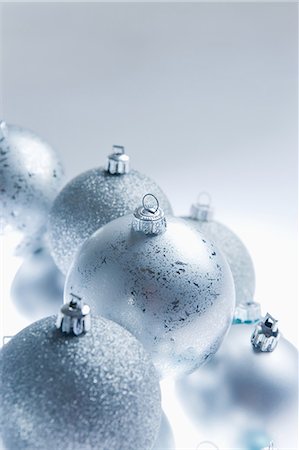 décorations de noel - Boules de Noël en argent Photographie de stock - Premium Libres de Droits, Code: 614-05955781