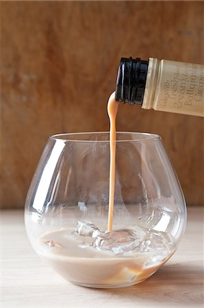 pour of liquor - Verser la crème irlandaise Photographie de stock - Premium Libres de Droits, Code: 614-06002051