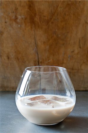 Irish Cream in einem Wasserglas Stockbilder - Premium RF Lizenzfrei, Bildnummer: 614-06002068