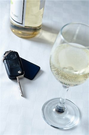 Car keys and a glass of white wine Fotografie stock - Premium Royalty-Free, Codice: 614-06002062