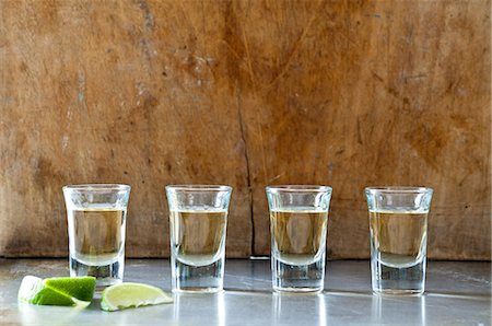 Row of tequila shots Foto de stock - Royalty Free Premium, Número: 614-06002075