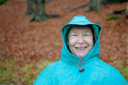 sueco - Senior woman wearing waterproof clothing and smiling Foto de stock - Royalty Free Premium, Número: 614-06002122