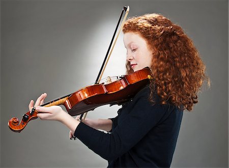 Portrait of mixed race teenage girl playing violin Foto de stock - Sin royalties Premium, Código: 614-06002209