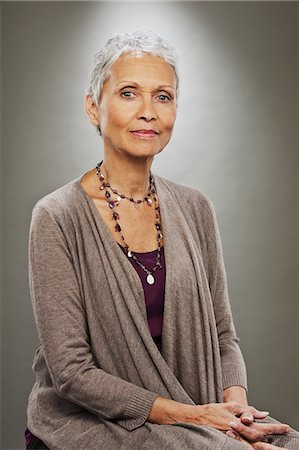 de 70 ans - Portrait de femme senior souriant, studio shot Photographie de stock - Premium Libres de Droits, Code: 614-06002200