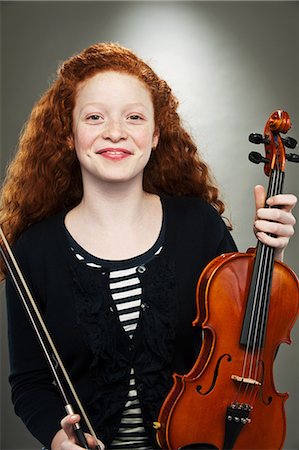 Portrait of mixed race teenage girl holding violin Foto de stock - Sin royalties Premium, Código: 614-06002201