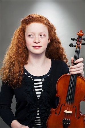 rizado - Young mixed race teenage girl holding violin Foto de stock - Sin royalties Premium, Código: 614-06002214