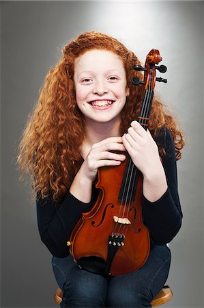 simsearch:614-06002394,k - Portrait of mixed race teenage girl holding violin Fotografie stock - Premium Royalty-Free, Codice: 614-06002225