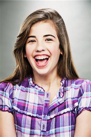 damiers - Portrait of young teenage girl laughing, studio shot Foto de stock - Sin royalties Premium, Código: 614-06002226