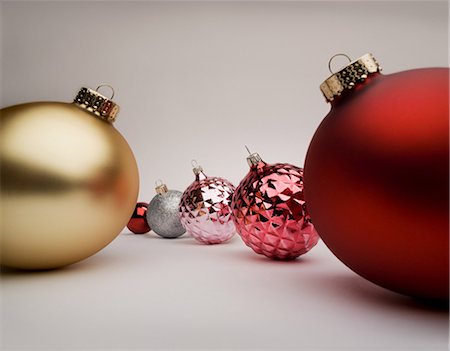 décoration de noël - Décorations de Noël rouges et or, studio shot Photographie de stock - Premium Libres de Droits, Code: 614-06002237
