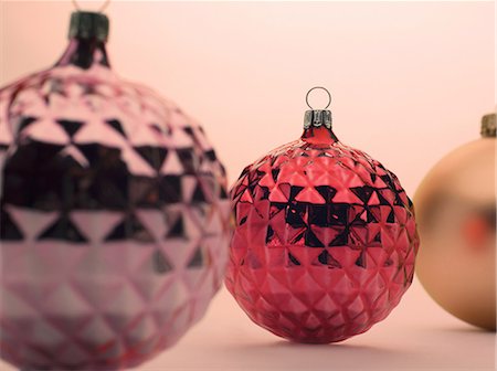 simsearch:614-05955756,k - Pink and red Christmas baubles Stock Photo - Premium Royalty-Free, Code: 614-06002232