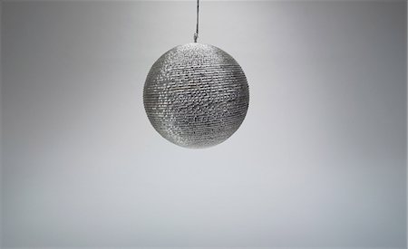 sphère - Silver Christmas bauble, studio shot Stock Photo - Premium Royalty-Free, Code: 614-06002250