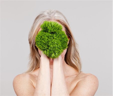 Mature woman holding plant in front of face Foto de stock - Sin royalties Premium, Código: 614-06002262