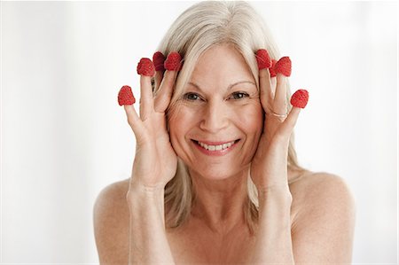 spa treatment - Mature woman wearing raspberries on fingers Foto de stock - Sin royalties Premium, Código: 614-06002292