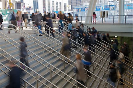 photo man train station - Commuters arriving at city Foto de stock - Sin royalties Premium, Código: 614-06002306