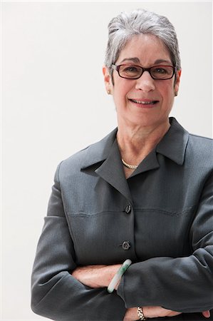 Portrait of mature businesswoman, studio shot Foto de stock - Sin royalties Premium, Código: 614-06002387