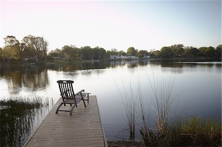Chaise longue sur la jetée du lac Photographie de stock - Premium Libres de Droits, Code: 614-06002522