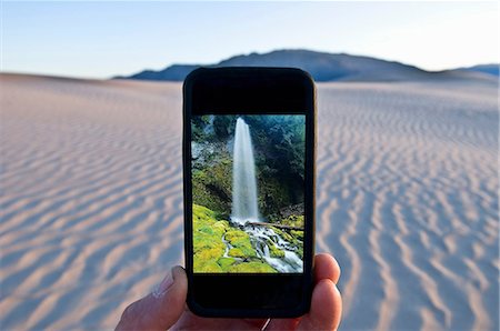 simsearch:693-06379208,k - Homme tenant le téléphone portable avec image de cascade dans le Parc National de Death Valley, Californie, USA Photographie de stock - Premium Libres de Droits, Code: 614-06044088