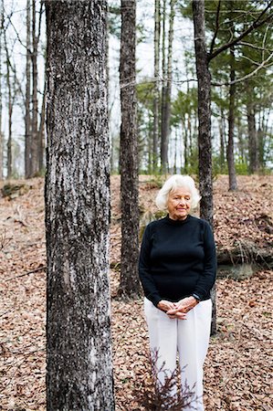 Portrait de femme senior dans la forêt, les mains jointes Photographie de stock - Premium Libres de Droits, Code: 614-06044099