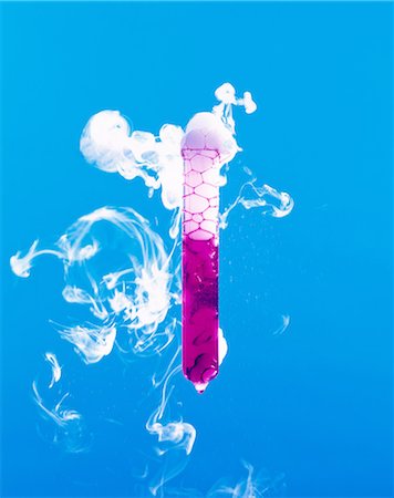 Tube à essai avec la vapeur liquide rose Photographie de stock - Premium Libres de Droits, Code: 614-06044121