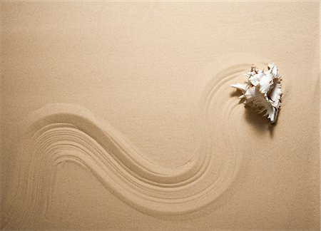 dibujo - Sea shell making wavy line on sand Foto de stock - Sin royalties Premium, Código: 614-06044137