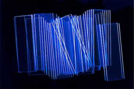 Microscope slides illuminated blue Foto de stock - Sin royalties Premium, Código: 614-06044133