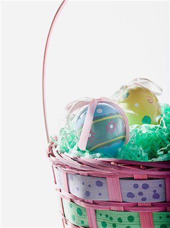 Basket of easter eggs, studio shot Foto de stock - Sin royalties Premium, Código: 614-06044149