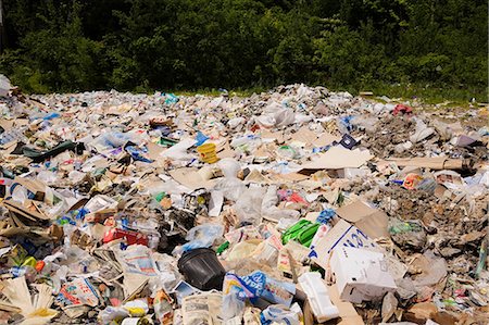 Tas de matières recyclables dans le centre de tri Photographie de stock - Premium Libres de Droits, Code: 614-06044189