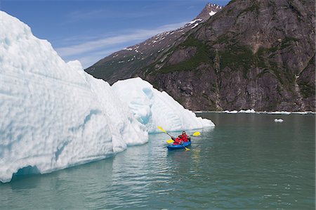 Kayaking at Tracy Arm Glacier Foto de stock - Sin royalties Premium, Código: 614-06044216