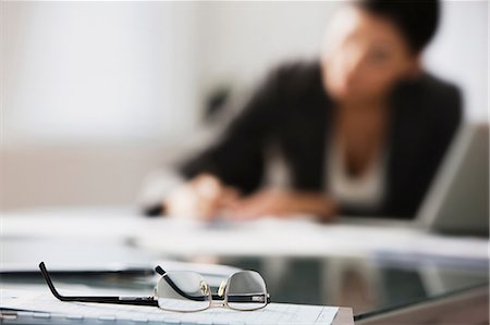 Close up of spectacles in office Foto de stock - Sin royalties Premium, Código: 614-06044343